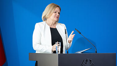 Bundesinnenministerin Faeser am Pult bei der Verleihung des "Silbernen Lorbeerblattes"