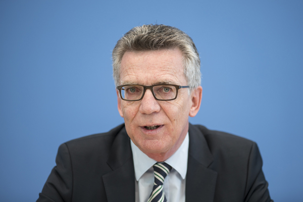 Bundesinnenminister de Maizière bei der Vorstellung der Asylzahlen für das erste Halbjahr 2016 in der Bundespressekonferenz 