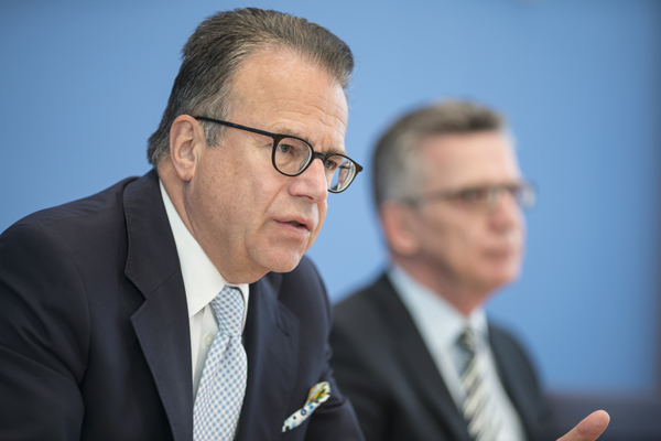 BAMF-Leiter Weise bei der Vorstellung der Asylzahlen für das erste Halbjahr 2016 in der Bundespressekonferenz 