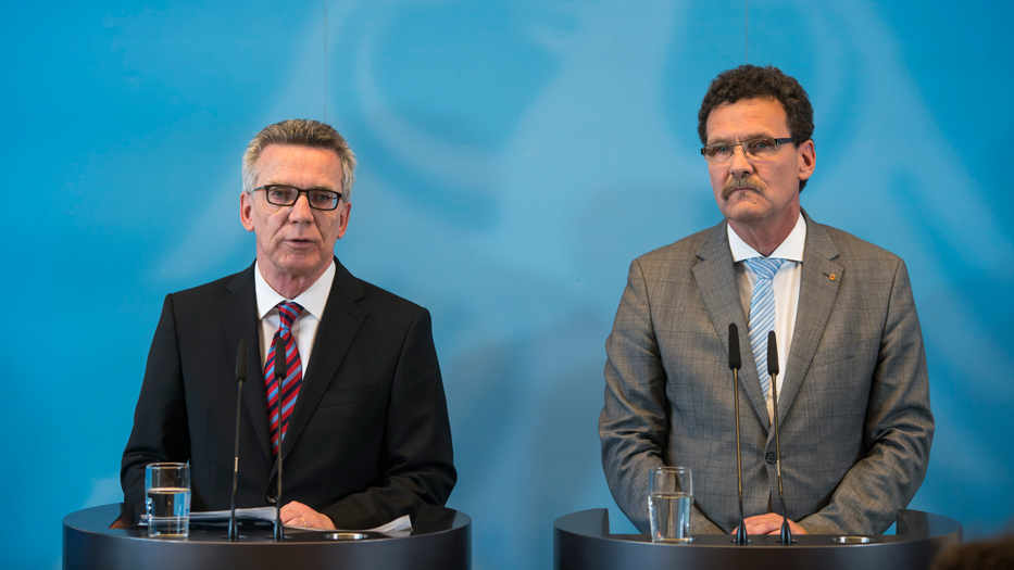 Bundesinnenminister Dr. Thomas de Maizière und Christoph Unger, Präsidenten des Bundesamtes für Bevölkerungsschutz und Katastrophenhilfe (BBK) bei der gemeinsamen Pressekonferenz