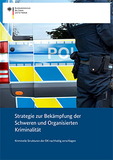 Bewaffnete Polizisten in schwarzer Uniform vor einem Polizeiauto, darunter der Titel der Broschüre "Strategie zur Bekämpfung der Schweren und Organisierten Kriminalität, Kriminelle Strukturen der OK nachhaltig zerschlagen"