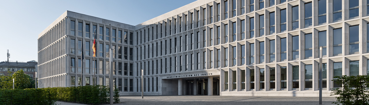 Der Platz vor dem Dienstgebäude am Moabiter Werder