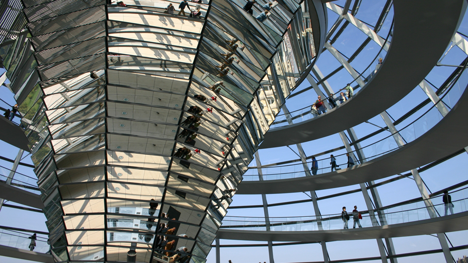 Besucher in der Kuppel des deutschen Reichstags