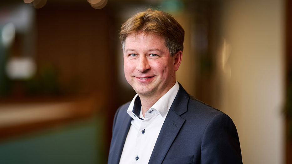 Portraitfoto von Prof. Dr. Julian Junk Portraitfoto von Prof. Dr. Julian Junk