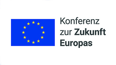 Auf weißem Untergrund ist links die EU Flagge abgebildet. Daneben rechts in schwarzer Schrift "Konferenz zur Zukunft Europas" wobei die beiden Wörter "Zukunft Europas" im Fettdruck dargestellt sind.