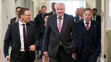 BKA-Präsident Münch, Innenminister Seehofer, BfV-Präsident Maaßen sowie weitere Vertreter der Sicherheitsbehörden auf dem Weg ins Lagezentrum