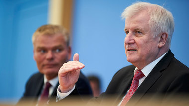 Bundesinnenminister Seehofer und der Vorsitzende der Innenministerkonferenz Stahlknecht bei der Pressekonferenz