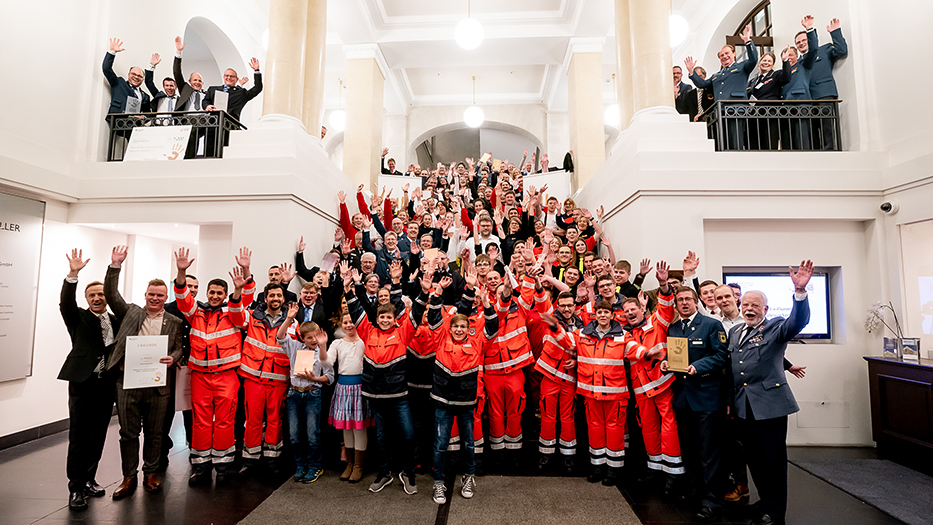 Gewinner des Förderpreises Helfende Hand 2019 winken in die Kamera