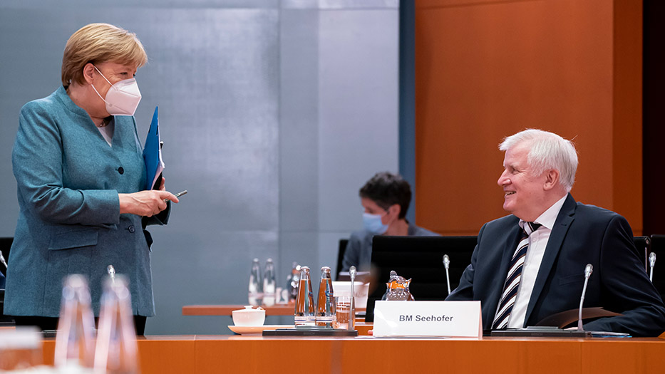 Bundesinnenminister, Horst Seehofer, und Bundeskanzlerin, Angela Merkel, vor einer Kabinettssitzung (Archivaufnahme vom 04. Novemb 2021)