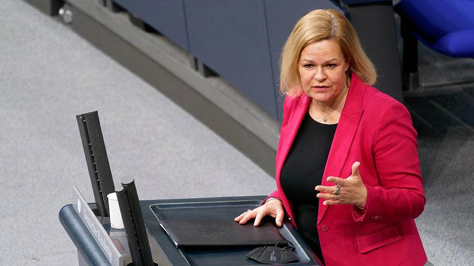 Bundesinnenministerin Nancy Faeser steht am Rednerpult bei einer Grundsatzrede vor dem Deutschen Bundestag