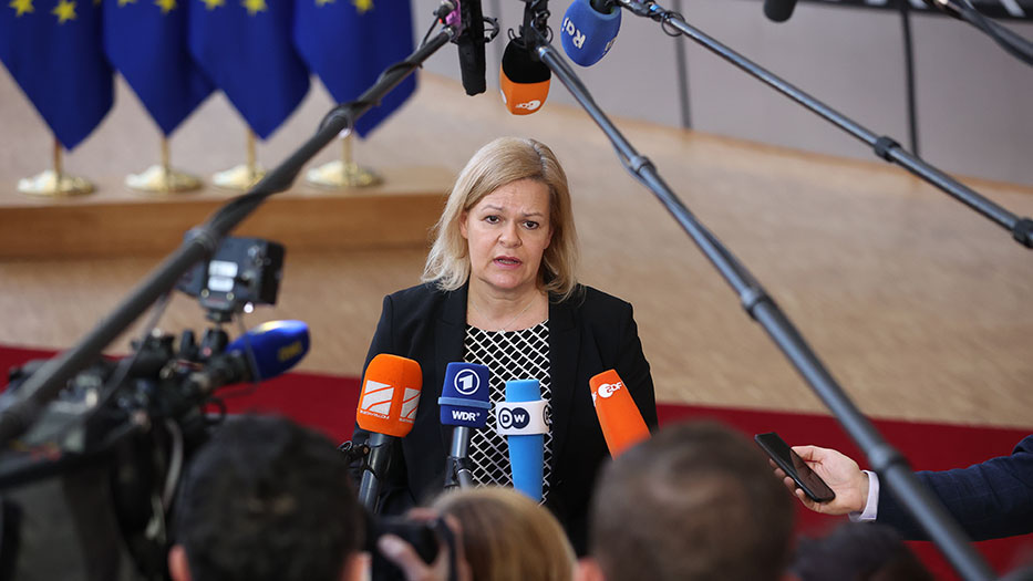 Bundesinnenministerin Nancy Faeser gibt Journalisten ein Interview beim Treffen der Innenministerinnen und Innenminister der EU in Brüssel.
