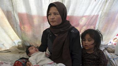 Afghanische Mutter mit zwei kleinen Kindern in einem afghanischen Flüchtlingscam in Afghanistan