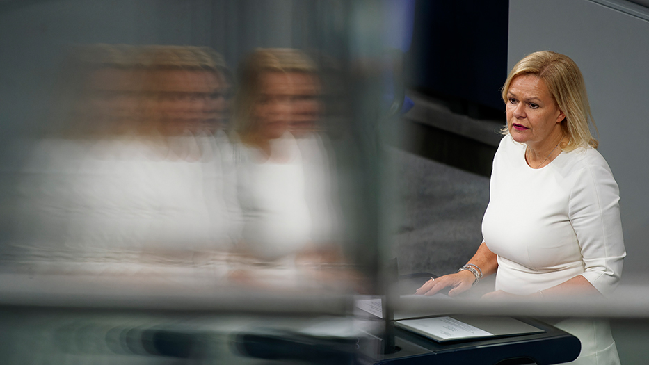 Bundesinnenministerin Faeser bei einer Rede im Deutschen Bundestag