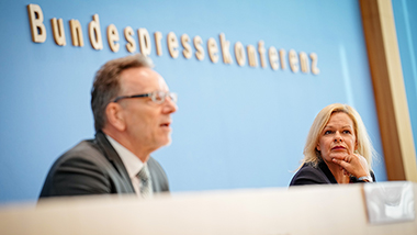 Bundesinnenministerin Nancy Faeser und der Präsident des Bundeskriminalamts (BKA), Holger Münch sitzen in der Bundespressekonferenz.