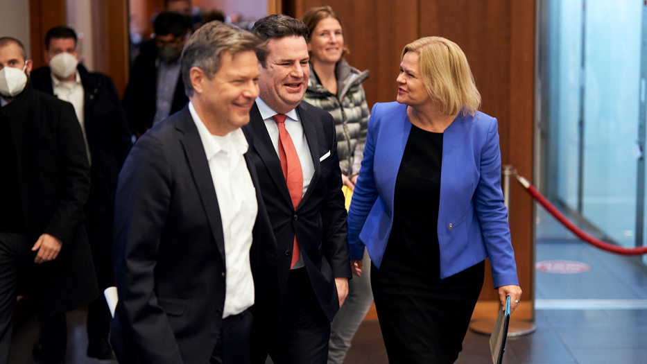 Bundesinnenministerin Faeser mit Bundesarbeitsminister Heil und Bundeswirtschaftsminister Habeck