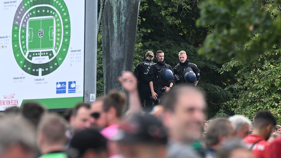 Polizisten stehen am Stadion in Hannover