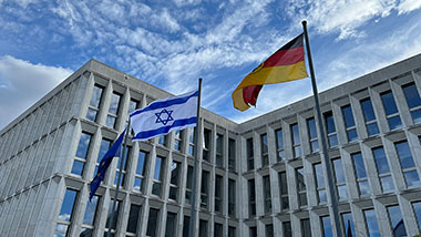 Vor dem Bundesministerium des Innern und für Heimat hängt die Flagge des Staates Israel zwischen der Europaflagge und der Bundesdienstflagge