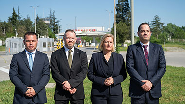 Bundesinnenministerin Nancy Faeser mit Innenminister der Republik Bulgarien, Kalin Stojanov, und Leiter der Grenzpolizei, Anton Zlatanov, und Dr. Lars Gerdes von Frontex an der bulgarischen Grenze zur Türkei.