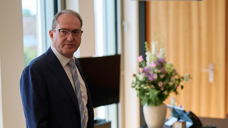 Bundesinnenminister Alexander Dobrindt im Ministerbüro Bundesinnenminister Alexander Dobrindt im Ministerbüro