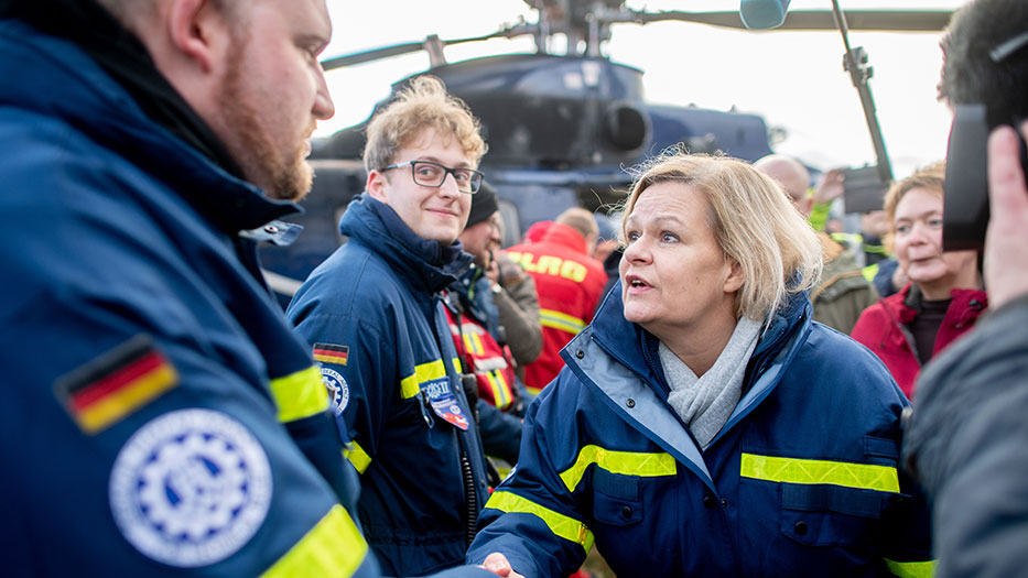 Bundesinnenministerin Faeser bedankt sich bei Einsatzkräften des THWs Bundesinnenministerin Faeser bedankt sich bei Einsatzkräften des THWs