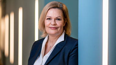 Portraitfoto von Bundesinnenministerin Nancy Faeser 
