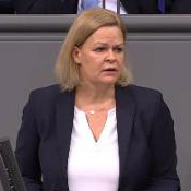 Bundesinnenministerin Nancy Faeser steht am Rednerpult im Deutschen Bundestag