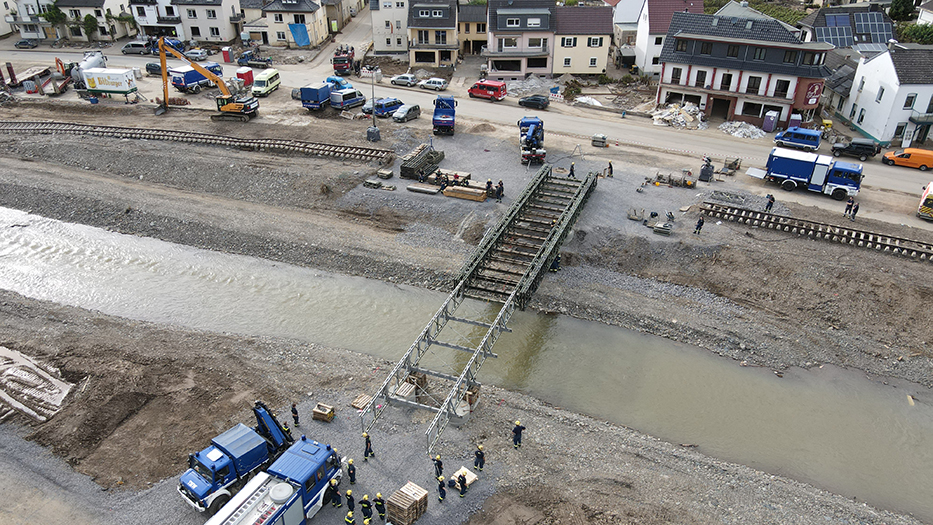 Vogelperspektive auf eine Behelfsbrücke des THW im Ahrtal