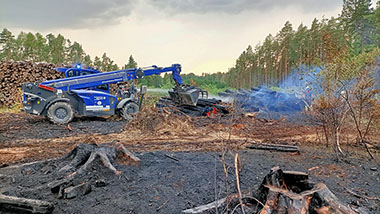 THW im Einsatz. Auseinanderziehen von Glutnestern bei Waldbrand.