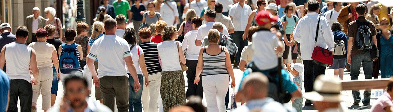 Eine belebte Fußgängerzone mit vielen Menschen Eine belebte Fußgängerzone mit vielen Menschen