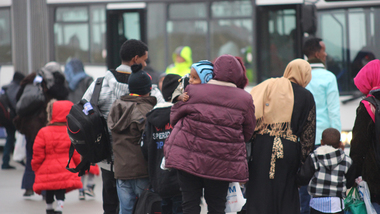 Flüchtlinge beim Einstieg in einen Bus