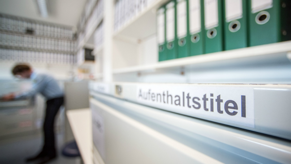 Auf einem Aktenschrank steht der Schriftzug "Aufenthaltstitel" Auf einem Aktenschrank steht der Schriftzug "Aufenthaltstitel"
