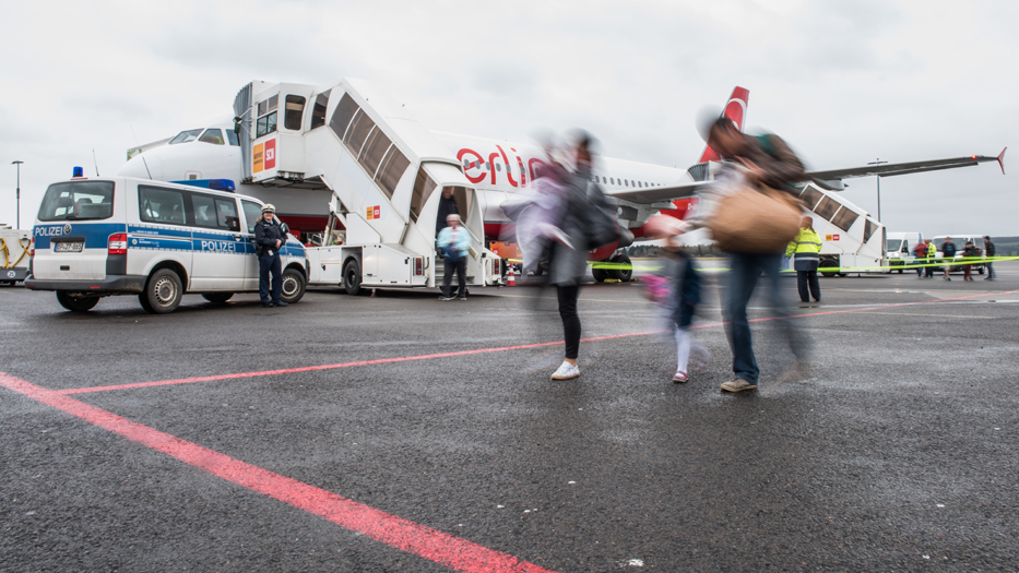 Mehrere Personen bei der Ankunft am Flughafen