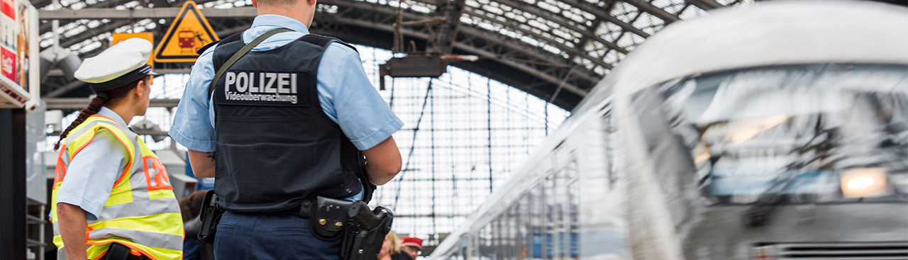 Zwei Polizisten auf Streife im Bahnhof