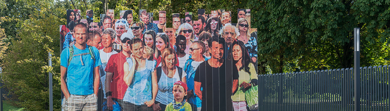 Bild eines Kunstwerks im Garten des BMI-Hauptgebäudes in Berlin, aus verschiedenen Säulen ergibt sich ein Bild einer Menschengruppe