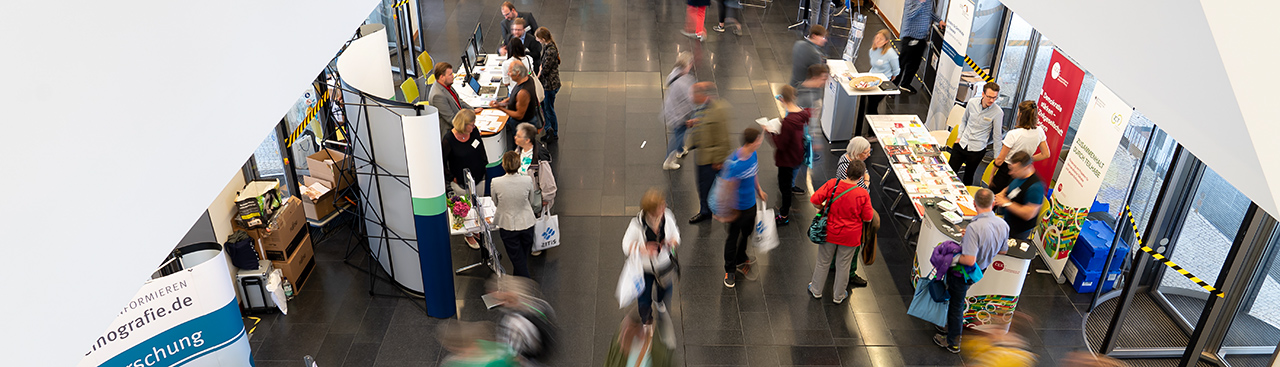 Besucherinnen und Besuchern im BMI-Foyer am Tag der offenen Tür