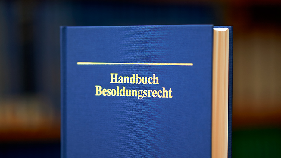 Blaues Buch mit Titel 