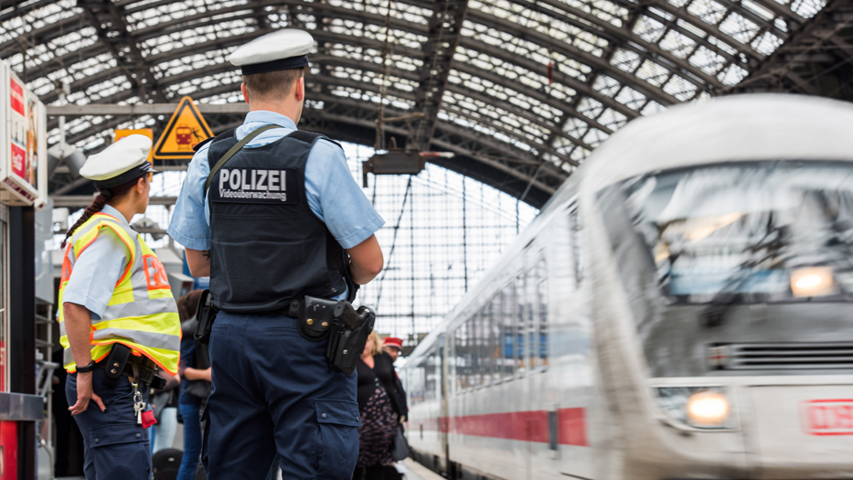 Zwei Polizisten auf Streife im Bahnhof