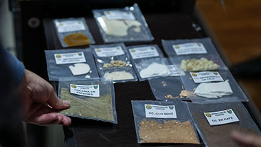 Kokain mit Trägerstoffen vermischt in diverse Tüten auf einem Tisch liegend.