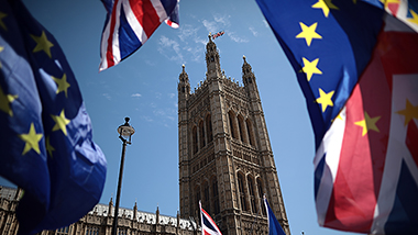 EU und UK Fahnen vorm Parlament in London
