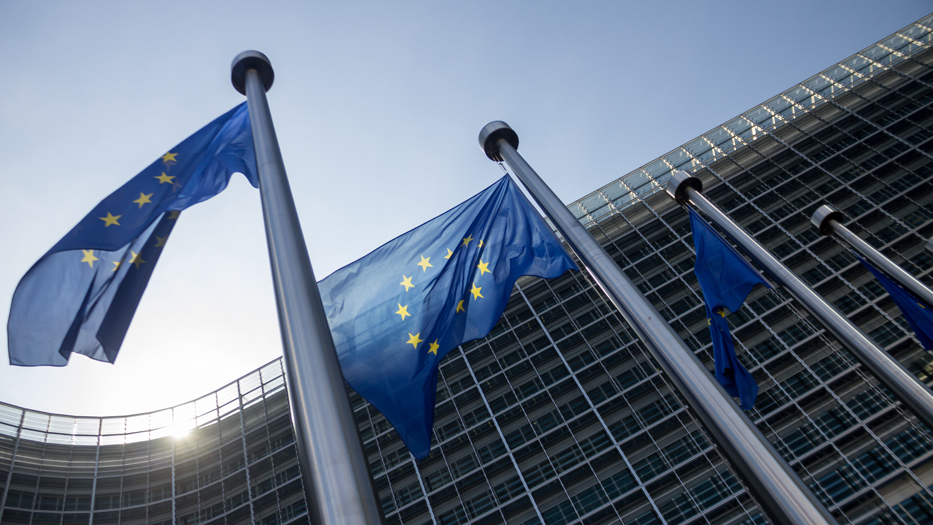Europa-Flaggen vor der EU-Kommission in Brüssel