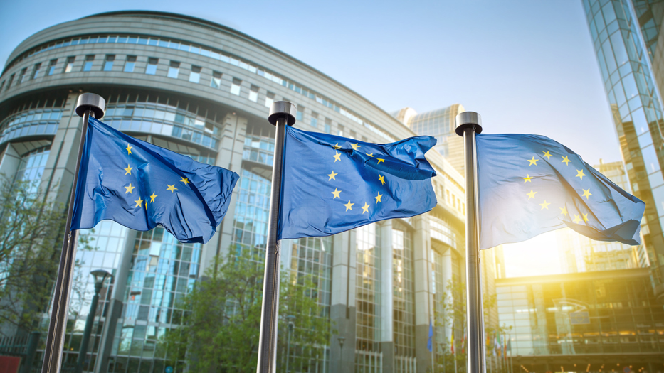Europa-Flaggen vor der EU-Kommission in Brüssel