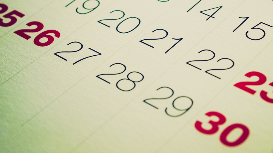 Ausschnitt eines Kalenders, auf dem die nationalen Feiertage im Dezember rot gekennzeichnet sind
