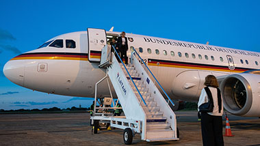 Bundesinnenministerin Faeser verlässt ein Flugzeug, auf dem Flugzeug steht Bundesrepublik Deutschland.