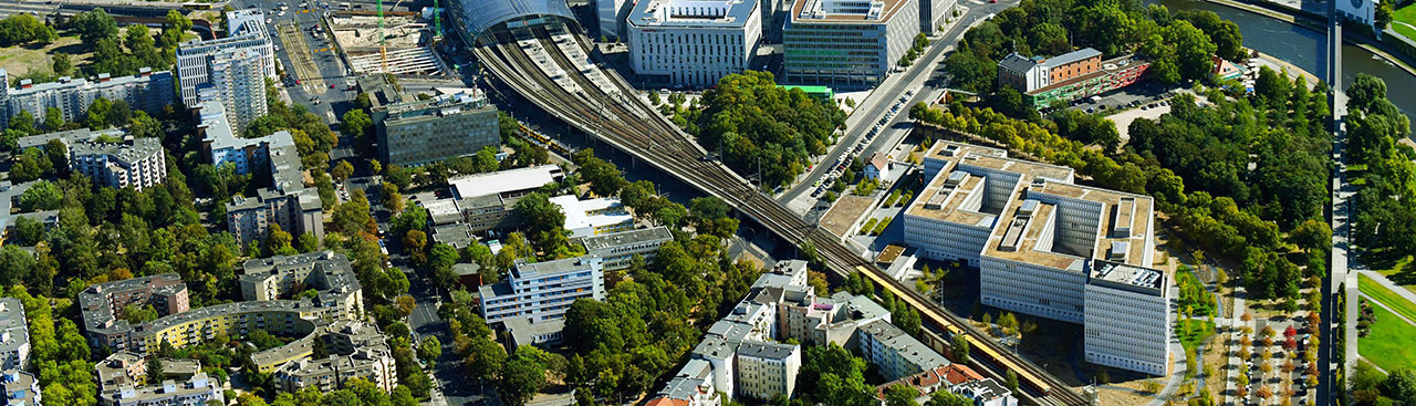 Luftbildaufnahme Moabiter Werder - Blick auf das BMI Gebäude und den nahegelegenden Hauptbahnhof