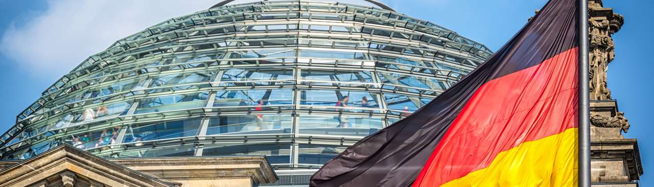 Reichstag mit Deutschlandflagge