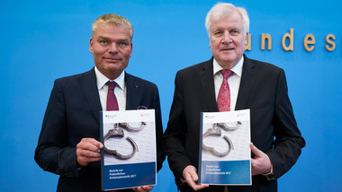 Holger Stahlknecht and Federal Interior Minister Horst Seehofer present the crime statistics for 2017