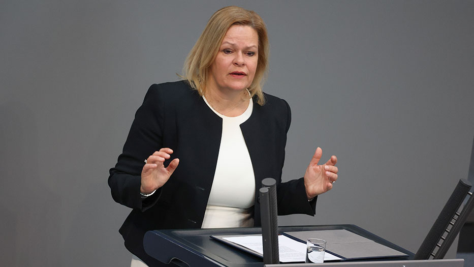 Federal Interior Minister Faeser at the lectern in the German Bundestag