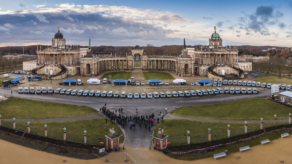 Fahrzeugübergabe am Neuen Palais in Potsdam