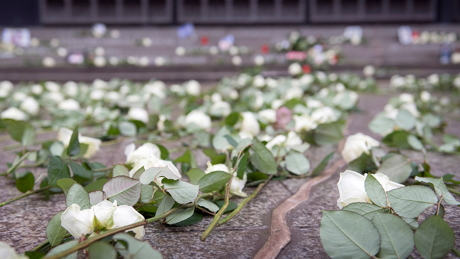 Viele weiße Rosen vor der Gedenkstelle des Anschlagsortes am Breitscheidplatz
