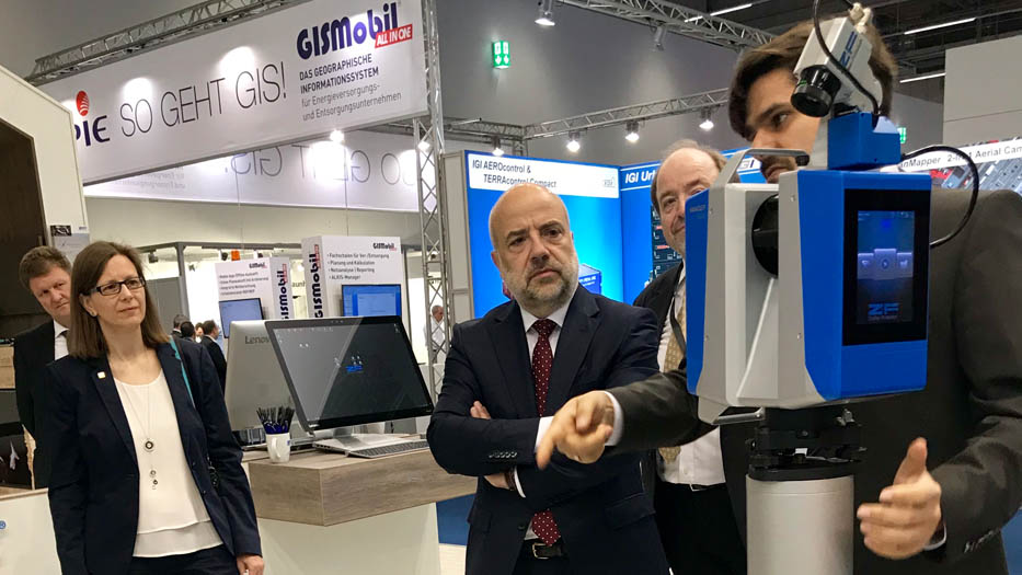 Staatssekretär Dr. Markus Kerber am Stand des Unternehmens Zoller und Fröhlich (Hersteller von Laserscannern) Staatssekretär Dr. Markus Kerber am Stand des Unternehmens Zoller und Fröhlich (Hersteller von Laserscannern)